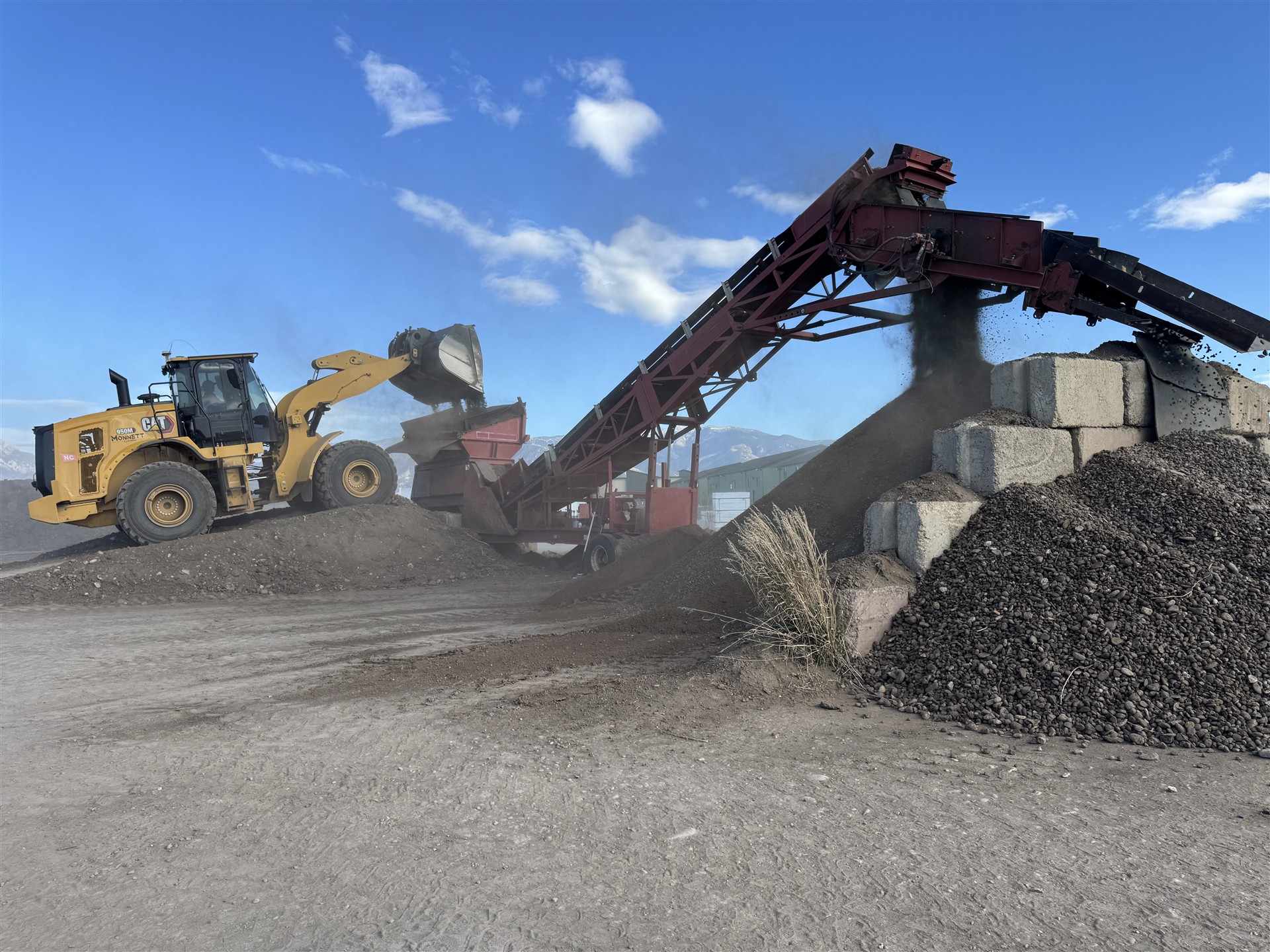 Monnett wheel loader feeding the topsoil screening plant
